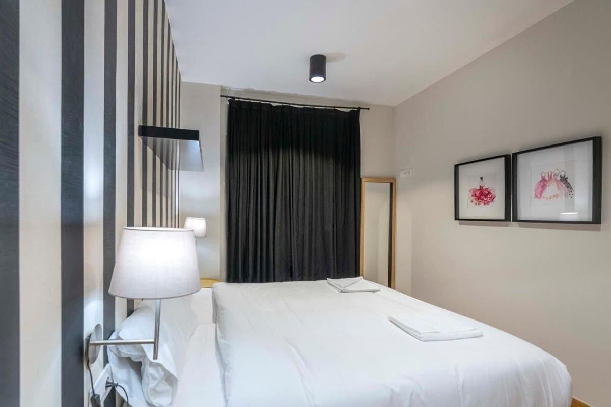 2 Bedroom With Balcony In Eixample 4-2 * Барселона